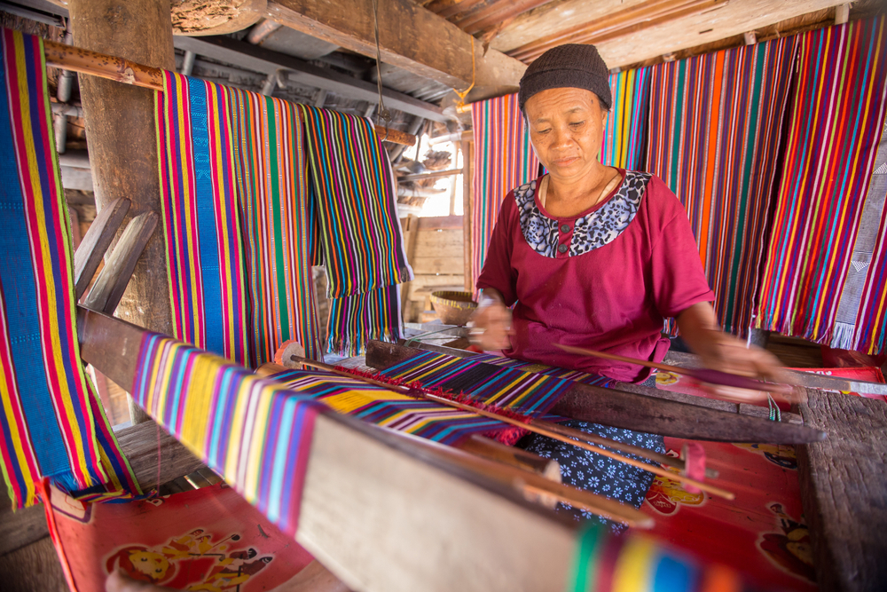 UMKM industri kepariwisataan di kampung Sade, Lombok, NTB | Shutterstock