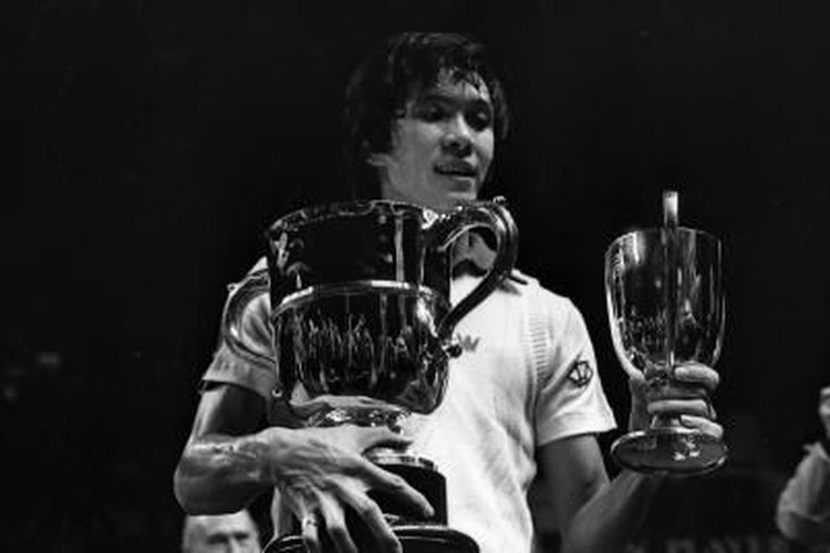 Liem Swie King dan piala kemenangannya sebagai juara tunggal putra All England di London pada Maret 1978