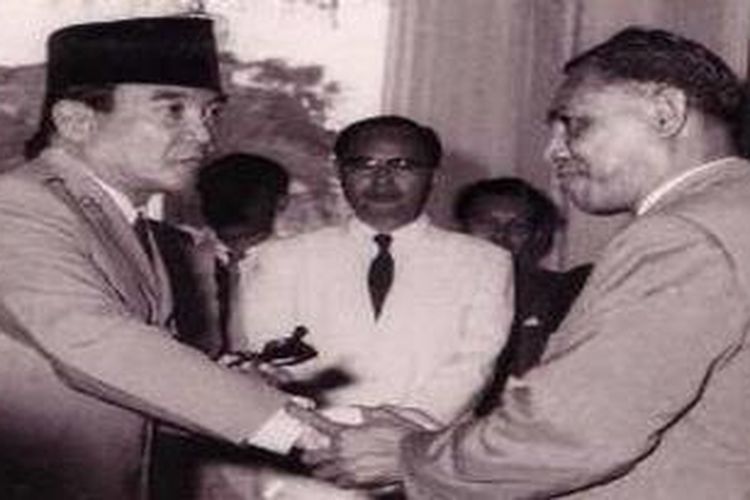 Presiden Soekarno sedang berjabat tangan dengan J. Leimena | Google Image/Kompas.com