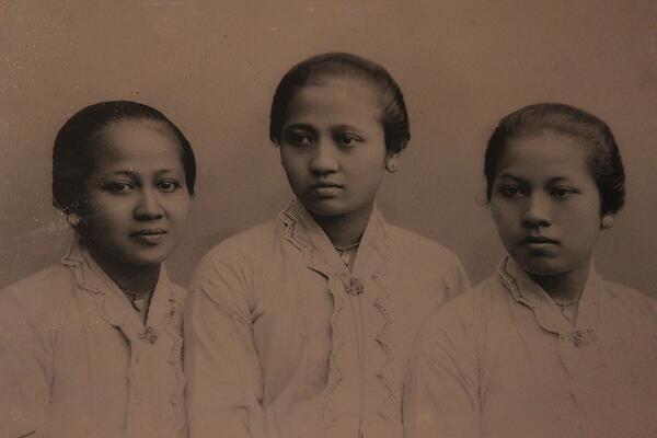 RA Kartini (kiri), bersama dengan dua saudarinya yang perjuangannya tidak kalah hebat RA Kardinah (tengah) dan RA Roekmini (kanan) | Google Image/ Ruangguru.com