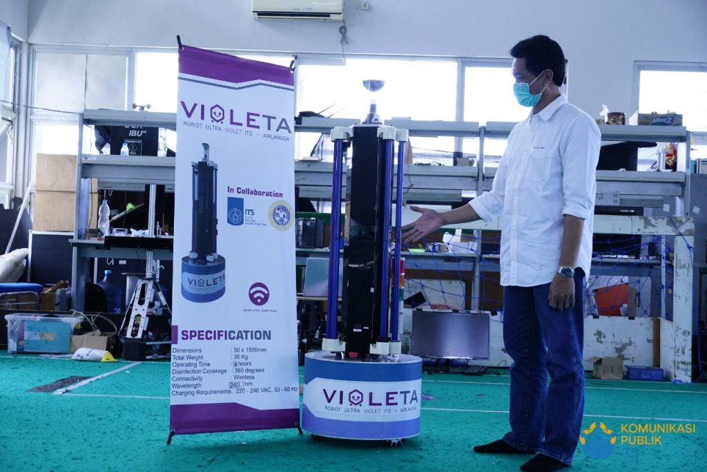 Wakil Rektor IV ITS Bambang Pramujati ST MSc Eng PhD saat menjelaskan terkait inovasi Robot Violeta. Foto: ITS