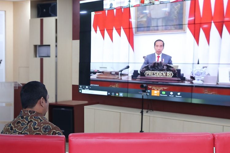 Wali Kota Semarang Hendrar Prihadi sedang menyaksikan Presiden Joko Widodo yang membuka Musrenbangnas 2020 melalui metode telekonferensi. Foto: Pemkot Semarang