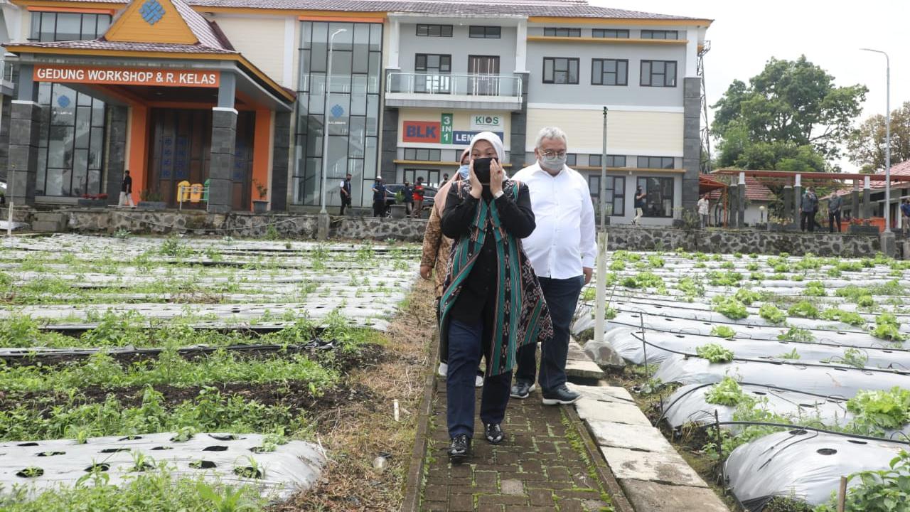 Menaker Ida Fauziyah saat di BLK Lembang, Jawa Barat, Sabtu (2/5/2020). Foto: Liputan6.com