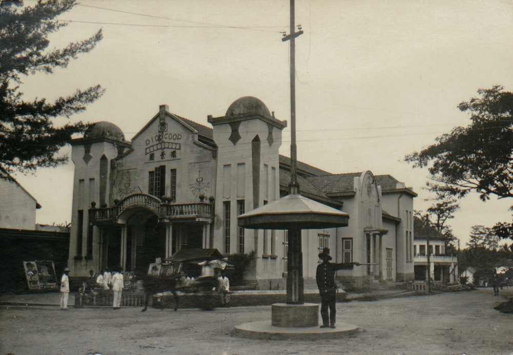 Bioskop di Pematangsiantar, Simalungun, sekitar 1920.