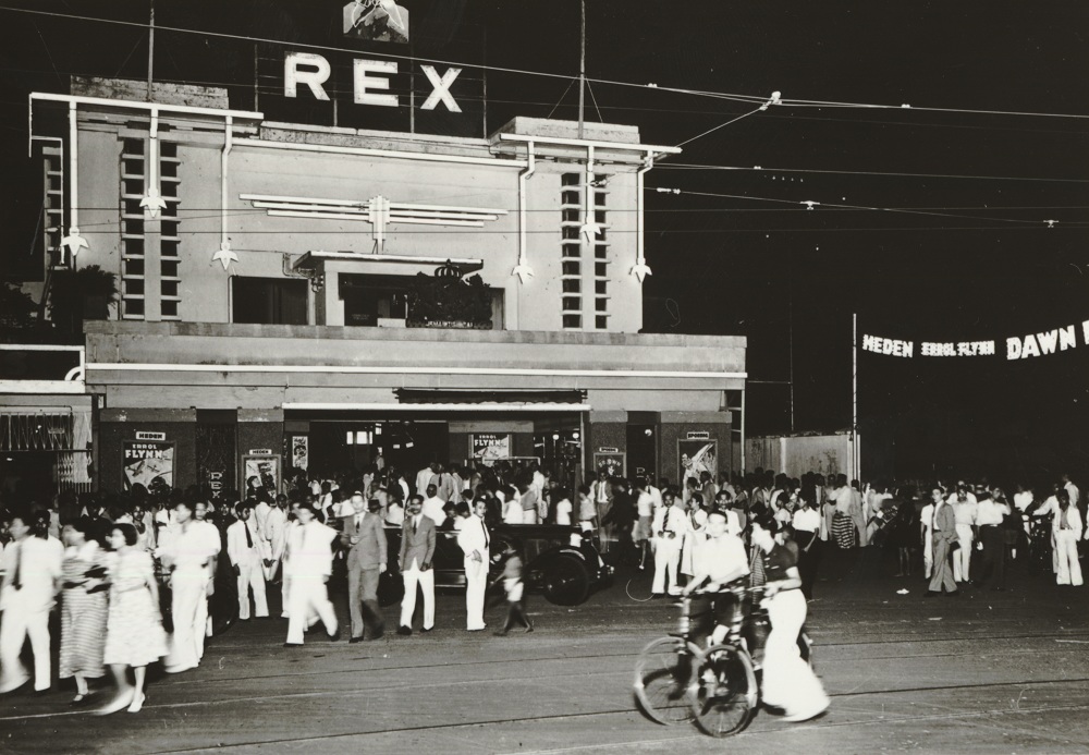 Bioskop Rex di Kramat Bunder, Batavia, sedang menayangkan film The Dawan Patrol (1938) yang dibintangi aktor Errol Flynn.