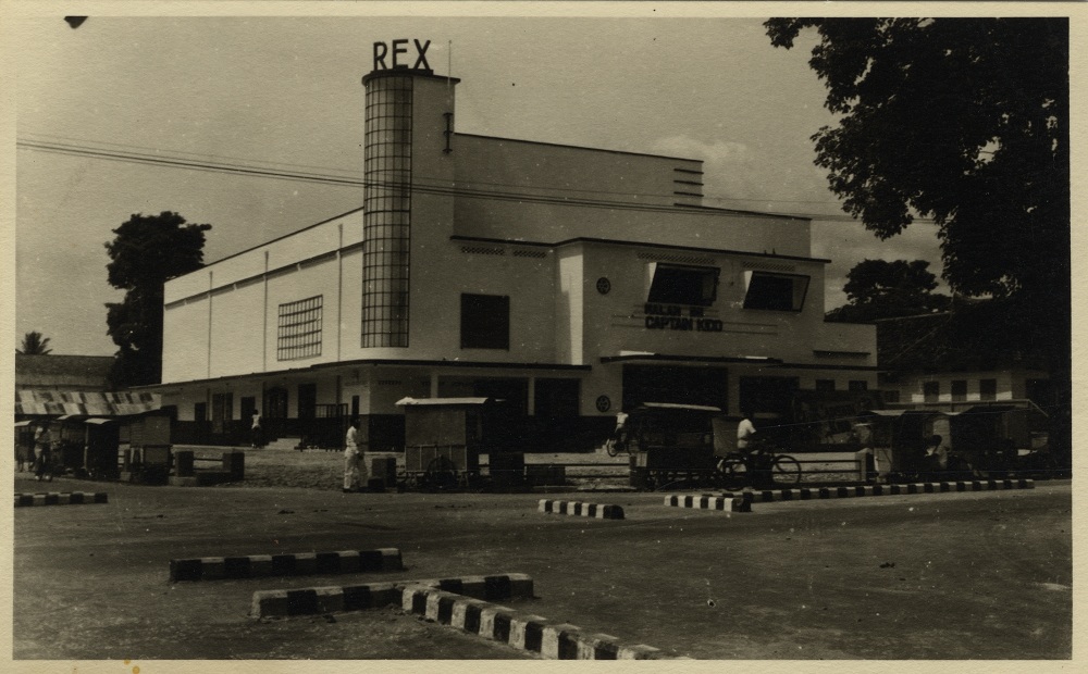 Bioskop Rex di Surabaya menayangkan film Captain Blood (1935) sekitar tahun 1936-1937.