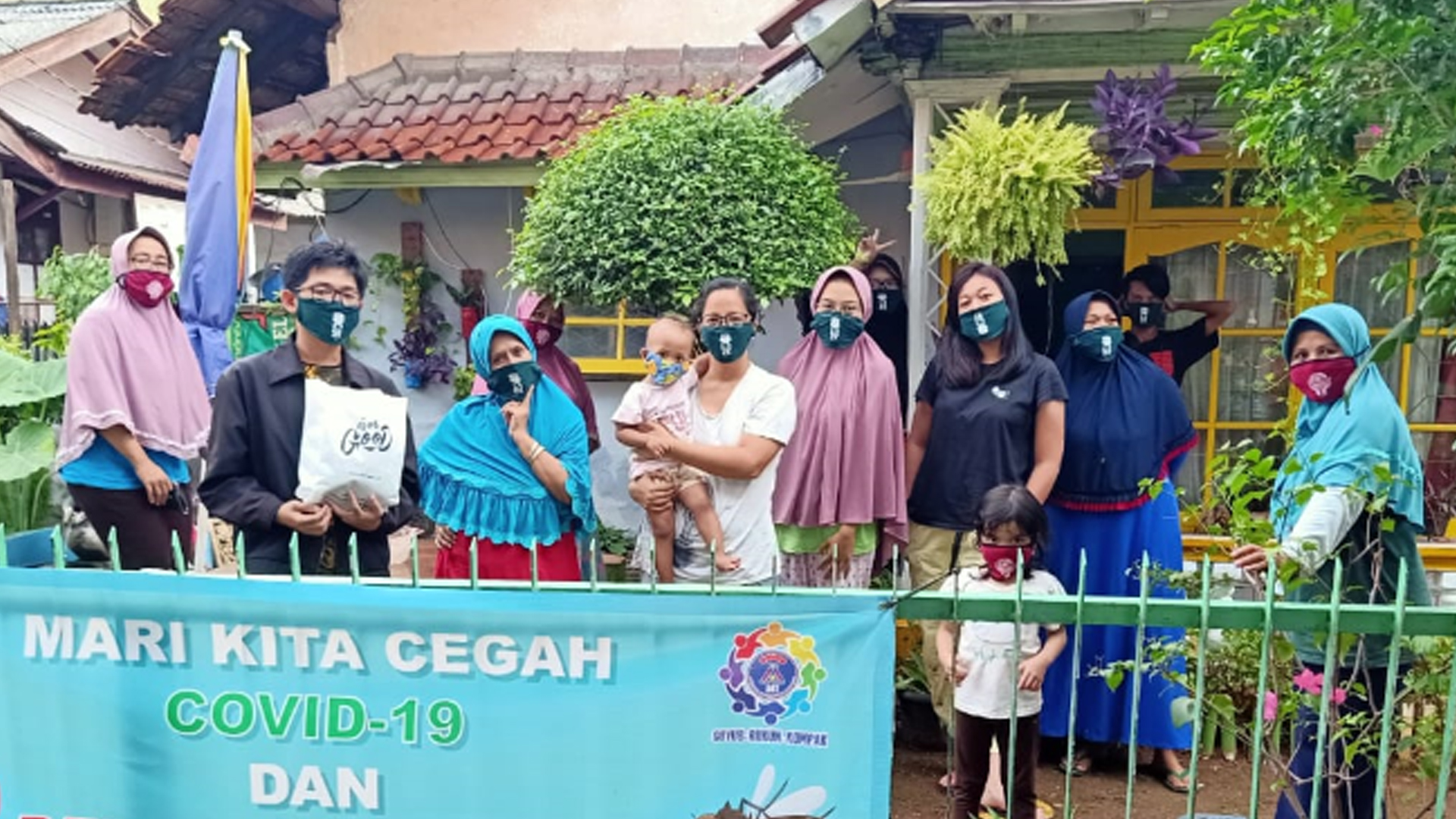 Pembagian masker kain kepada Ibu-ibu PKK di Jakarta Timur | Foto: Kawan GNFI/Arya