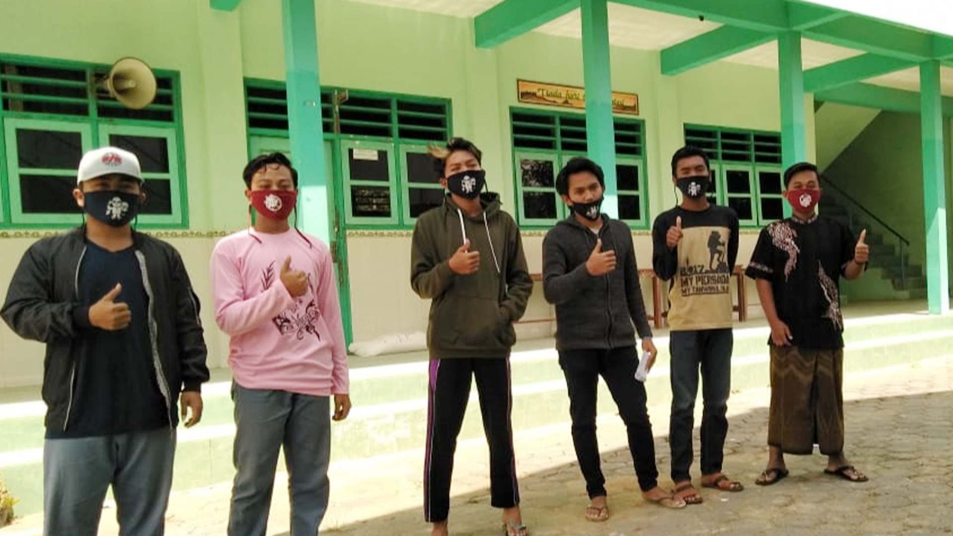 Pembagian masker kepada para santri di Madura | Foto: Kawan GNFI/Andini