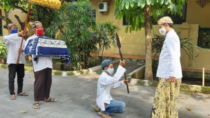 Sultan Sepuh XIV PRA Arief Natadiningrat saat melepas iringan gerbong maleman untuk prosesi Saji Maleman di Keraton Kasepuhan Cirebon | TribunCirebon.com