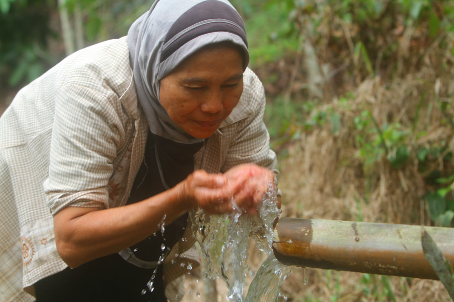 Tasriani, petani di Desa Muara Danau yang juga menjaga kelestarian sumber mata air di desanya. Foto Nopri: Ismi/Mongabay Indonesia