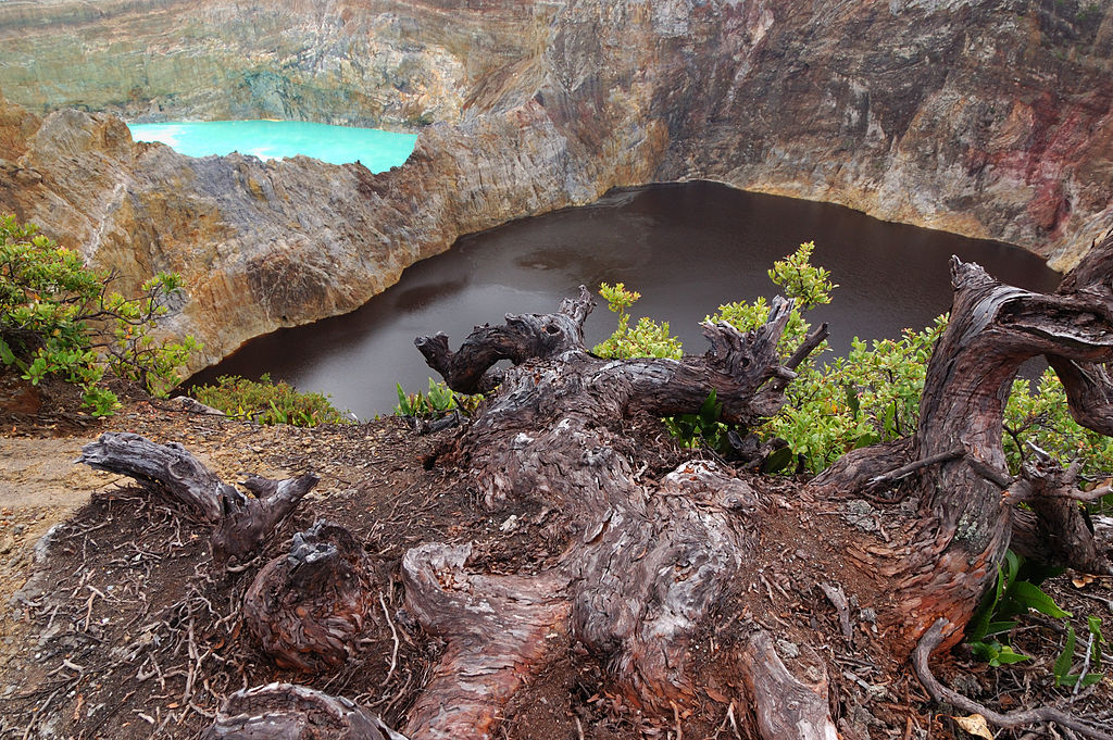 Salah satu danau Kelimutu berubah menjadi warna coklat.