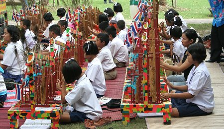 Murid-murid sekolah belajar Angklung | thai-blog.com