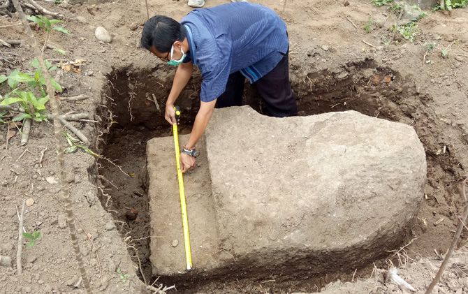 Penemuan batu besar bagian dari sebuah candi oleh warga Dusun Bendo, Mojokerto (Radar Mojokerto).