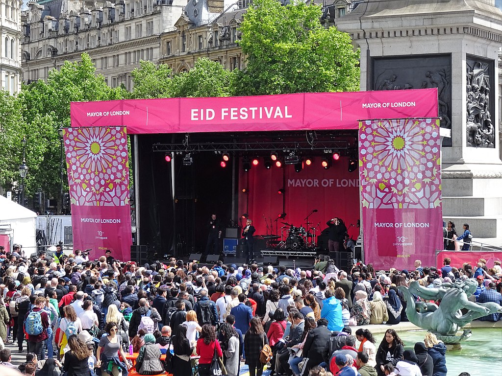 Sebelum ada pandemi Covid-19, perayaan Idul Fitri sering dilakukan di taman-taman kota di Inggris. Seperti tampak pada foto di atas, adalah Eid Festival yang digelar di Trafalgar Square, London, pada 2019.