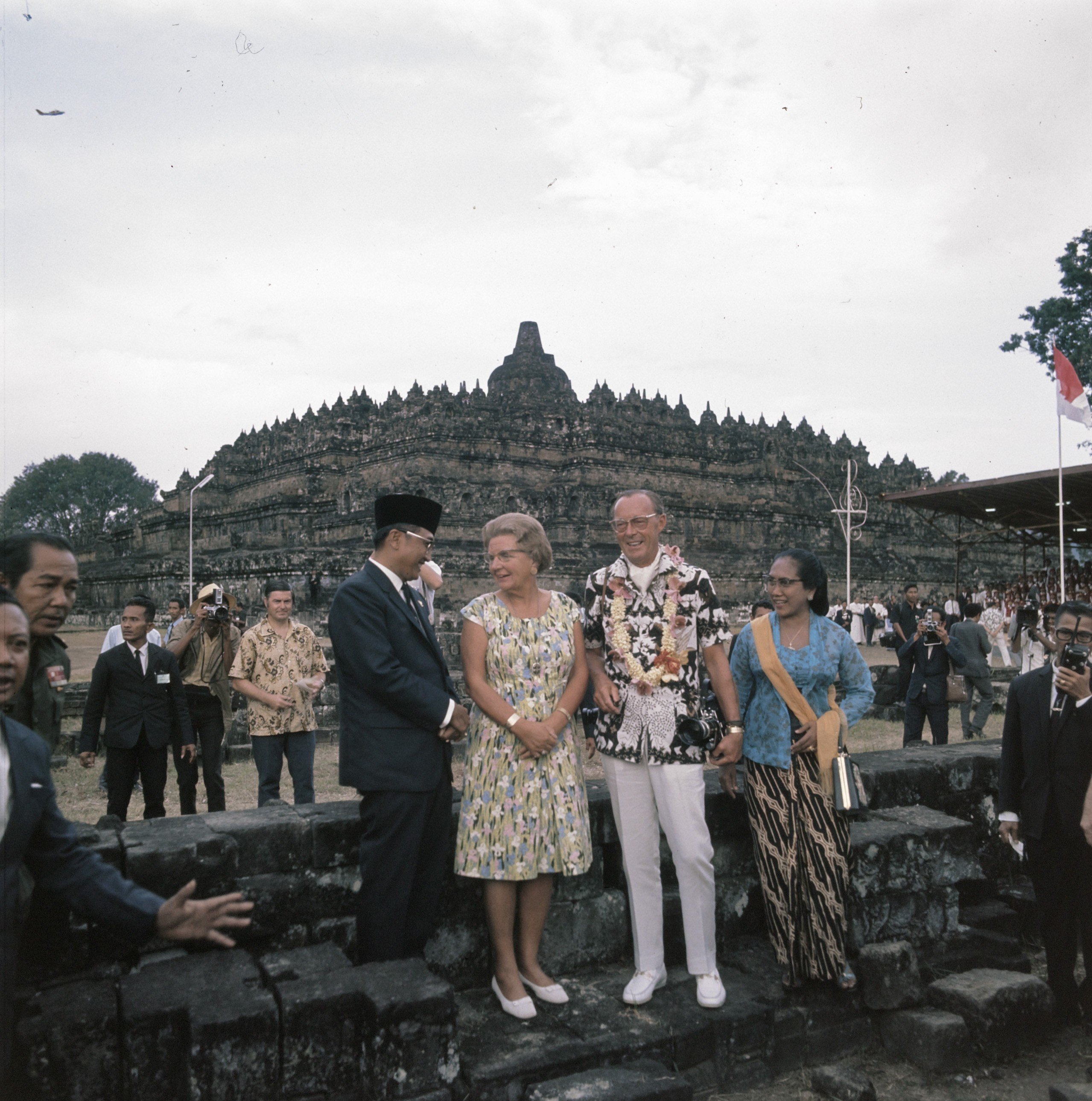 Keluarga kerajaan Belanda, Ratu Juliana dan Pangeran Bernhard mengunjungi Borobudur, Magelang, pada 31 Agustus 1971.