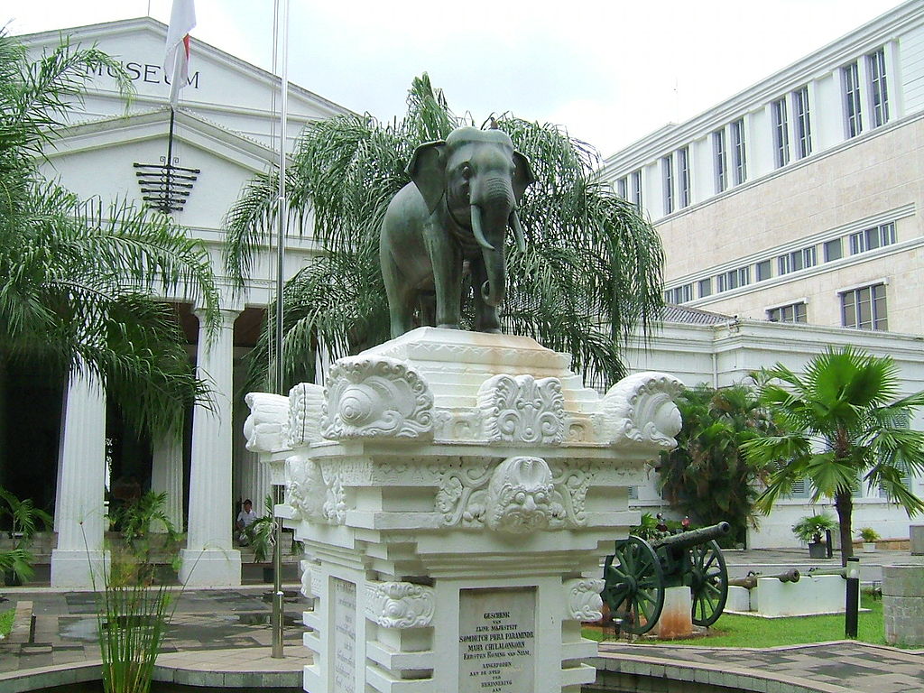 Patung gajah di halaman Museum Nasional Republik Indonesia pada 2009.