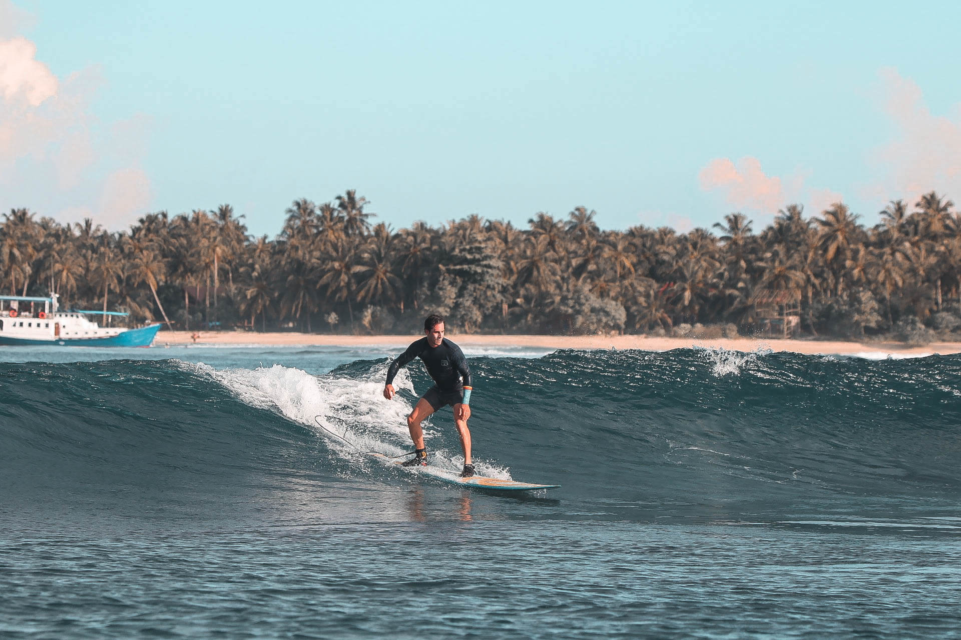 Potret turis sedang surfing di Mentawai | Foto: htsresort.com