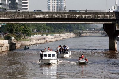 Waterway trayek Halimun-Dukuh Atas sedang menyusuri Sungai Ciliwung, Jakarta, pada 6 Juni 2007. 