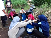 Proses pemisahan padatan dan cairan slurry bersama remaja masjid Dusun Bendrong