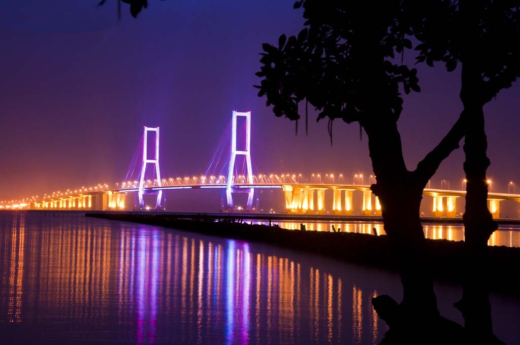 Jembatan Suramadu ketika malam hari.