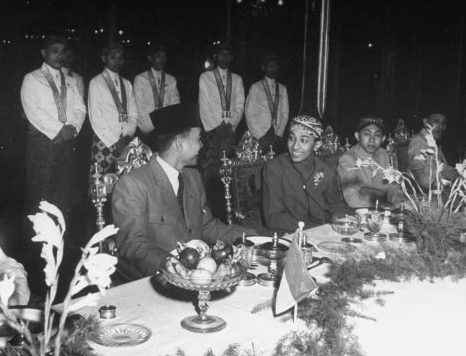 Presiden Soekarno dijamu Pakubuwana XII di Sasana Handrawina, Keraton Surakarta, sekitar tahun 1940-50-an.