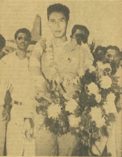 Potret Ferry Sonneville ketika mendapatkan sambutan di Bandar Udara Kemayoran, Jakarta, pada 1955. Saat itu Ferry berhasil menjadi juara Kejuaraan Malaysia dengan mengalahkan atlet bulu tangkis kelas dunia, Wong Peng Soon.