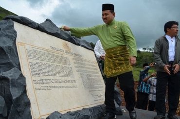 Bupati Banjar, Raja Muda H. Khairul Saleh saat meresmikan prasasti Gunung Pamaton.