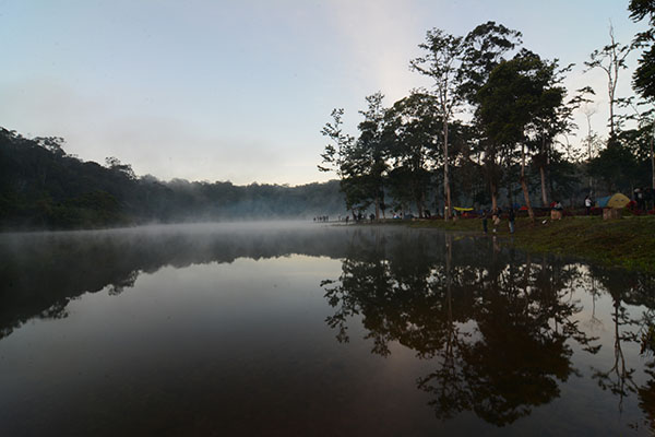 Sebagian pengunjung mulai tersadar akan suguhan panorama telaga di pagi hari yang sangat memikat dengan kabut yang memenuhi permukaan air telaga. (Foto: bmzIMAGES/Basri Marzuki)