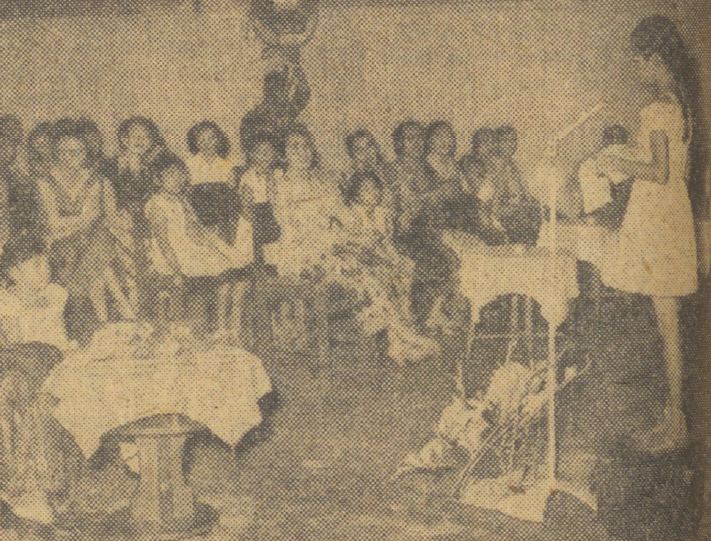 Seorang gadis kecil memberikan sambutan dalam acara Pekan Kanak-Kanak di Gedung Pertemuan Umum, Jakarta, pada awal Juli 1956.