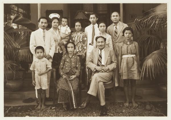 Potret Soetomo bersama keluarganya di Surabaya.