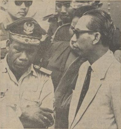 Gubernur Irian Barat, Frans Kaisiepo, saat menerima kunjungan Menteri Luar Negeri Indonesia, Adam Malik, pada Agustus 1966.