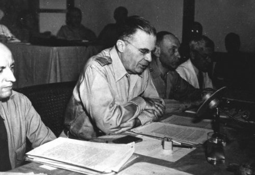 Van Mook memimpin Konferensi Malino pada 16 Juli 1946.