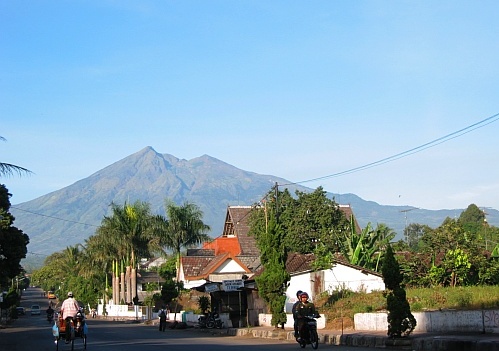 Kota Salatiga dengan latar belakang Gunung Merbabu.