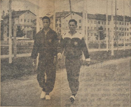 Thio Ging Hwie (kanan) ditemani Sudarmojo berjalan-jalan di kompleks atlet Olimpiade.