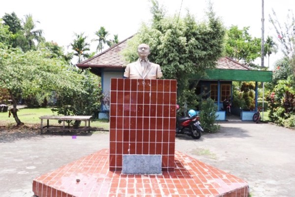 Patung dr. Sam Ratulangi di kota Serui.
