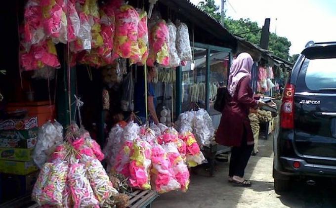 Pedagang kerupuk melarat di Cirebon.