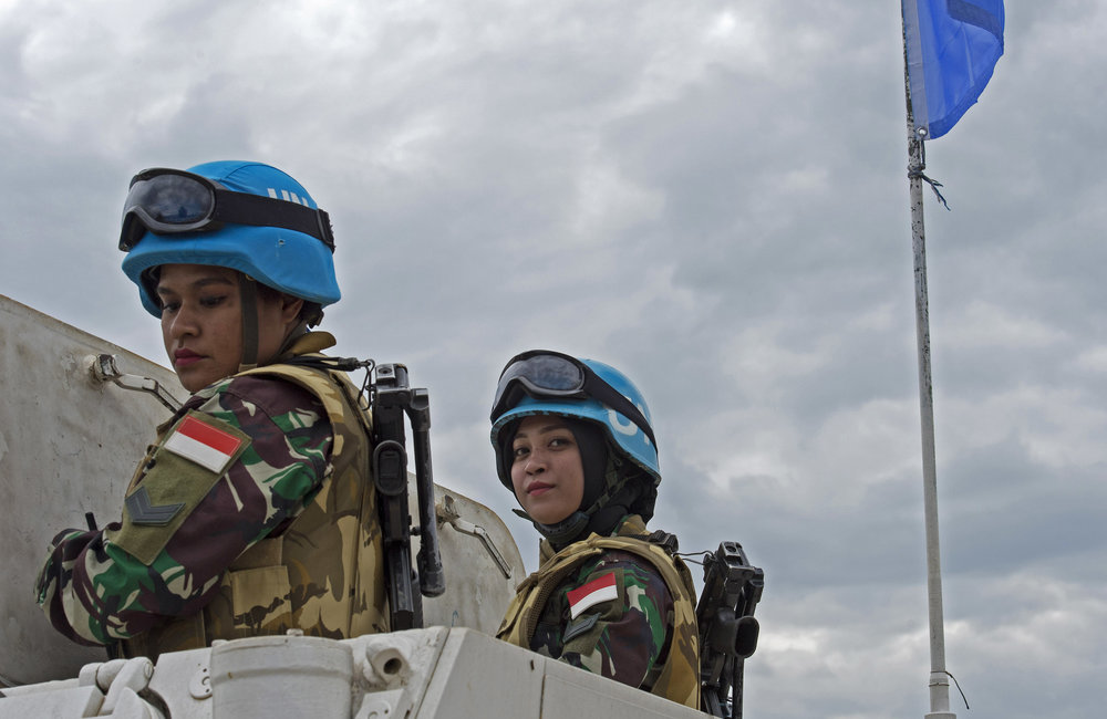 Prajurit wanita UNIFIL asal Indonesia sedang bertugas.