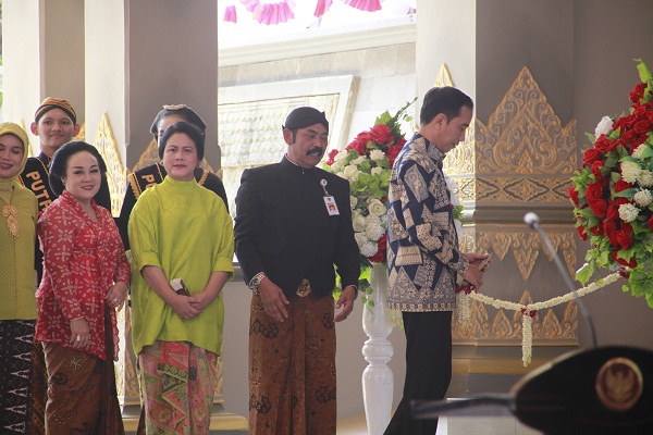 Presiden RI Jokowi menggunting pita pembukaan Museum Keris Nusantara di Surakarta pada 9 Agustus 2017.