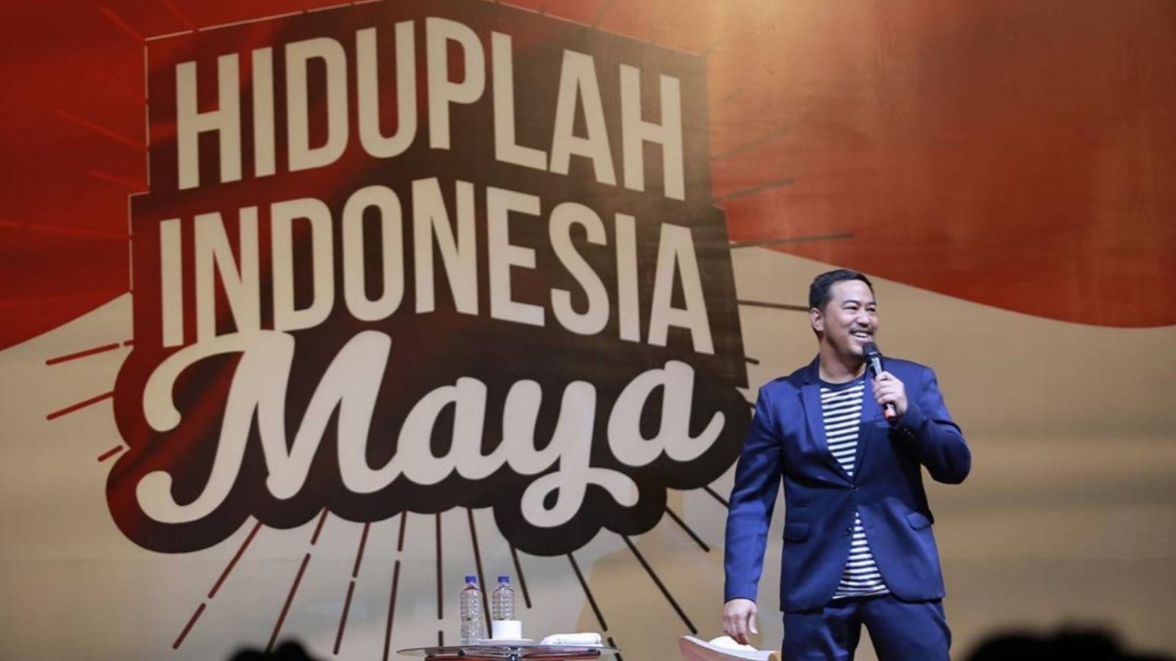 Tour stand up comedy Pandji yang selalu ada unsur Indonesia | Foto: mousaik.com