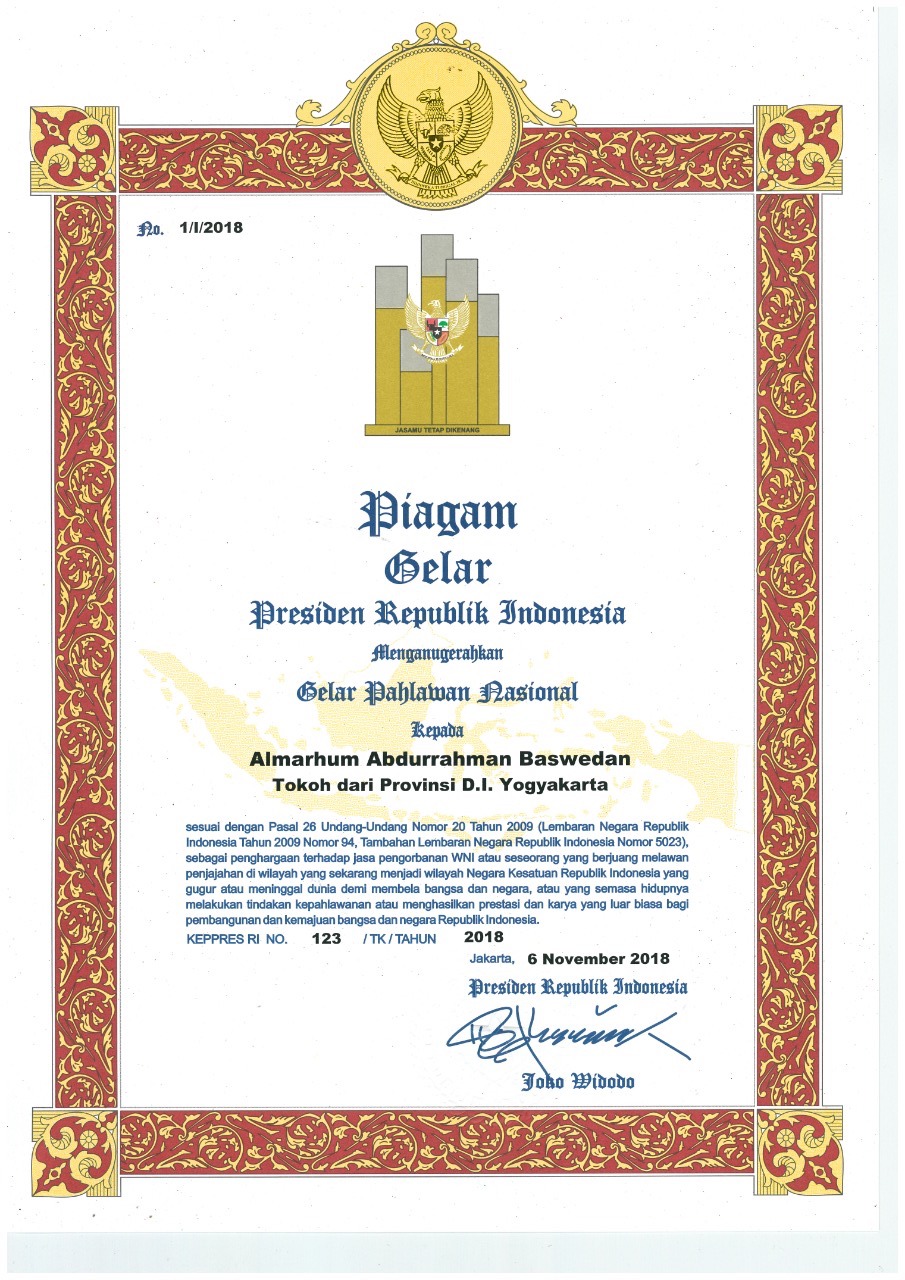 Piagam Gelar Pahlawan Nasional untuk A.R. Baswedan yang ditandatangani Presiden Joko Widodo
