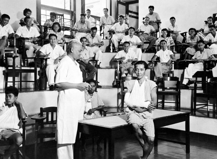 Praktikum oleh mahasiswa kedokteran di GHS pada tahun 1951.