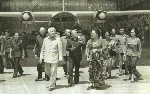 Presiden RI kedua, Suharto didampingi istrinya, meninjau pesawat buatan Habibie pada 1995..