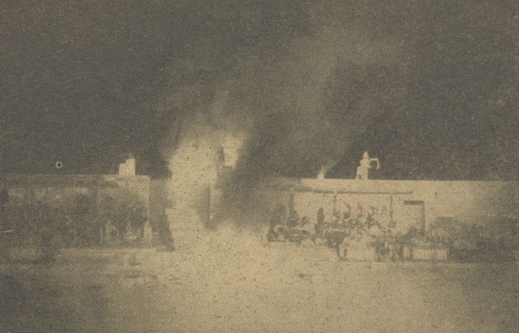 Adegan ketika Hanoman (sebelah kanan atas) membakar Istana Alengka.