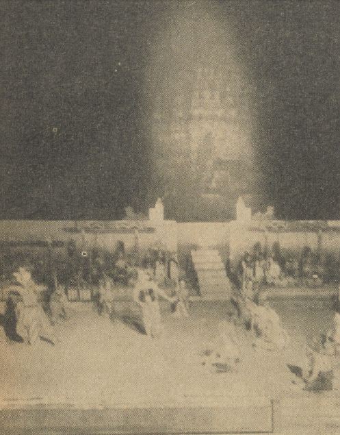 Para penonton yang menyaksikan Sendratari Ramayana bisa melihat langsung Candi Prambanan yang diterangi cahaya lampu dengan daya 200 kilowatt. 