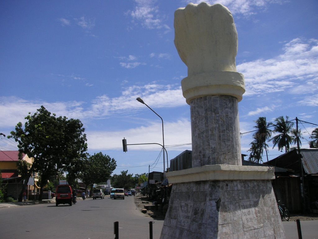 Tugu Simpang Tinju di kota Padang.
