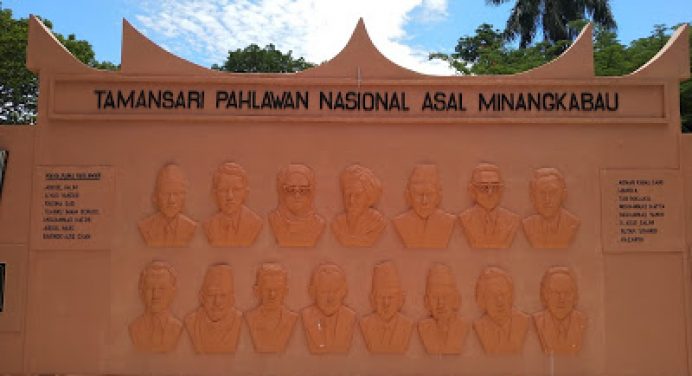 Monumen Tamansari Pahlawan Nasional Asal Minangkabau di Taman Melati.