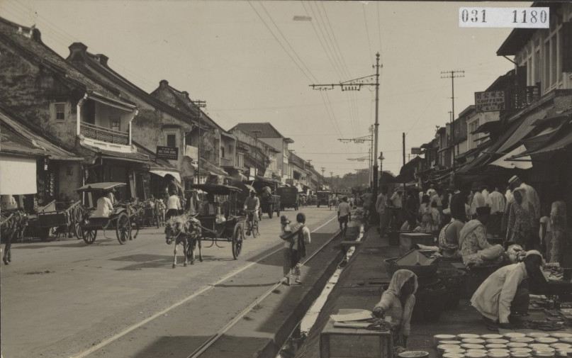 Potret Pasar Senen sekitar awal abad ke-20. Tampak transportasi kereta kuda sado dan mobil hilir mudik.