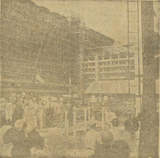 Pemancangan tiang pertama Patung Selamat Datang dilakukan Gubernur DKI Jakarta, Dr Sumarno, di Jalan Thamrin, Jakarta, pada 4 September 1961. 
