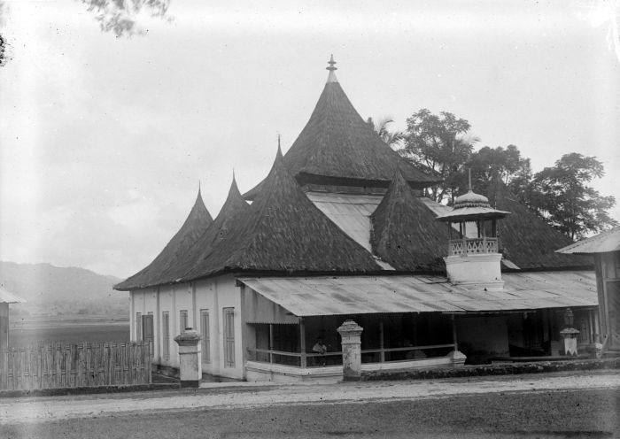 Masjid khas Minangkabau di sekitar Padang Panjang pada tahun 1912 | COLLECTIE TROPENMUSEUM