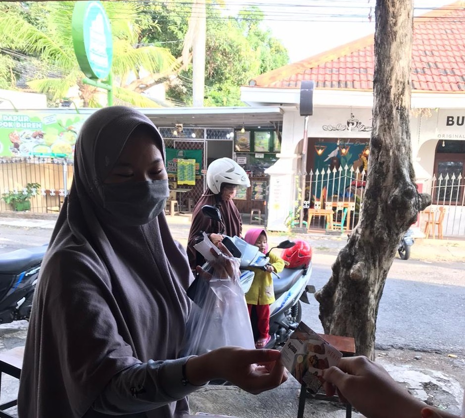 Kegiatan bagi-bagi voucher kepada masyarakat Yogyakarta